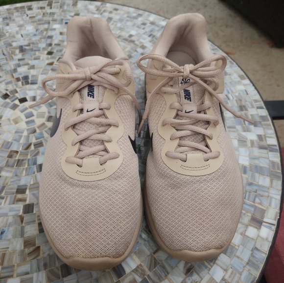 Nike Cream and Black Running Shoes - Picture 6 of 6